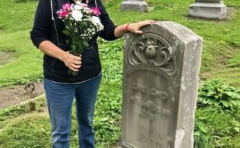 Old Woman Brought Son’s Favorite Pastry to His Grave & Found Note Saying ‘Thank You’ upon Her Return – Story of the Day