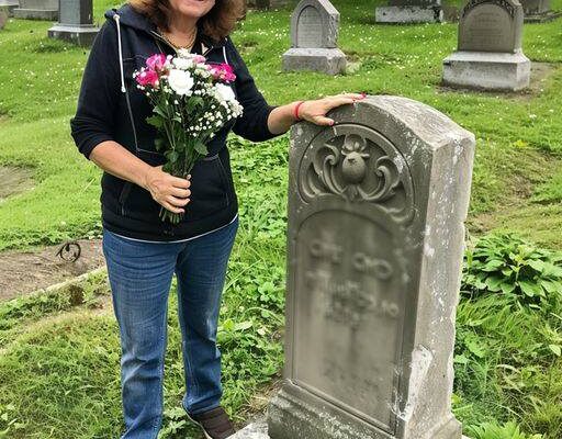 Old Woman Brought Son’s Favorite Pastry to His Grave & Found Note Saying ‘Thank You’ upon Her Return – Story of the Day