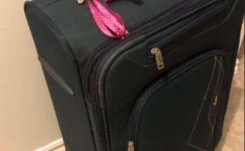 Baggage handler reveals why you should never tie a ribbon on your luggage