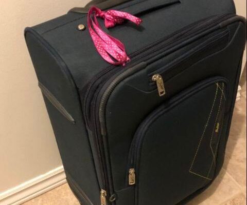 Baggage handler reveals why you should never tie a ribbon on your luggage